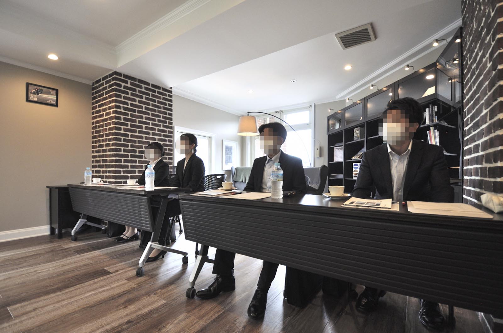 会議室に並んで座る内定者たち