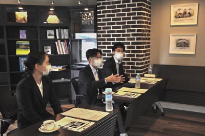 自己紹介をする内定者と、それを聞く様子