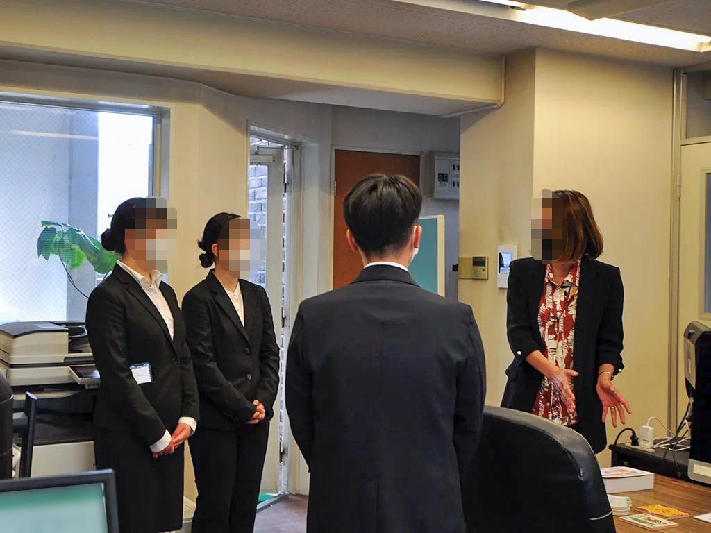 各部署をまわって説明を受ける内定者たち