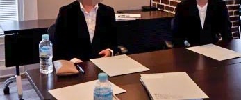 会議室の席に座る内定者2名