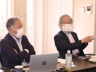 会議で仕様について意見を交わす2人