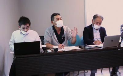 資料を前に工程を説明するグループマネージャー