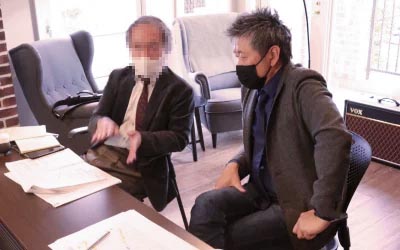 会議のあとに打ち合わせをする様子