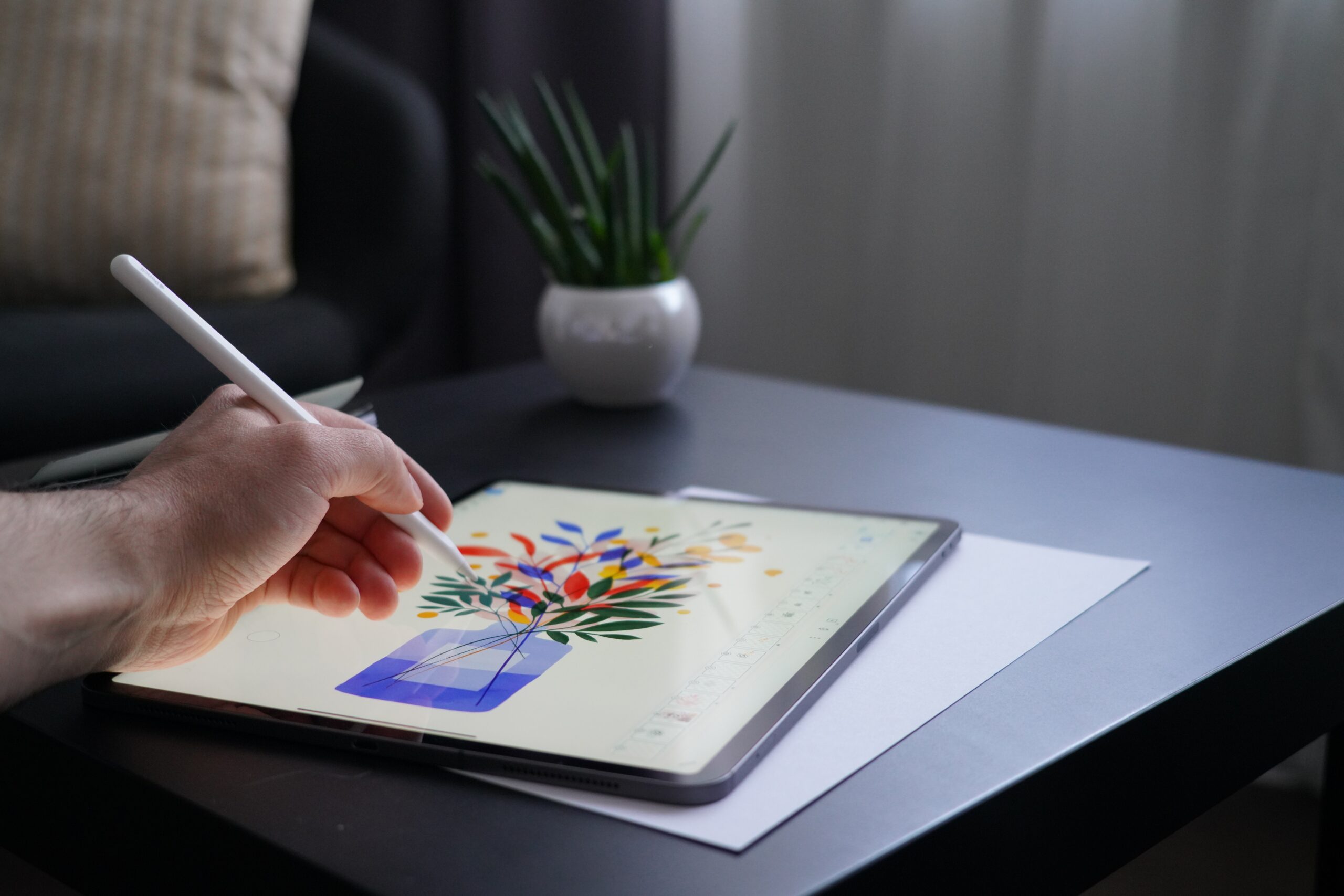 タブレットにイラストを描く手元