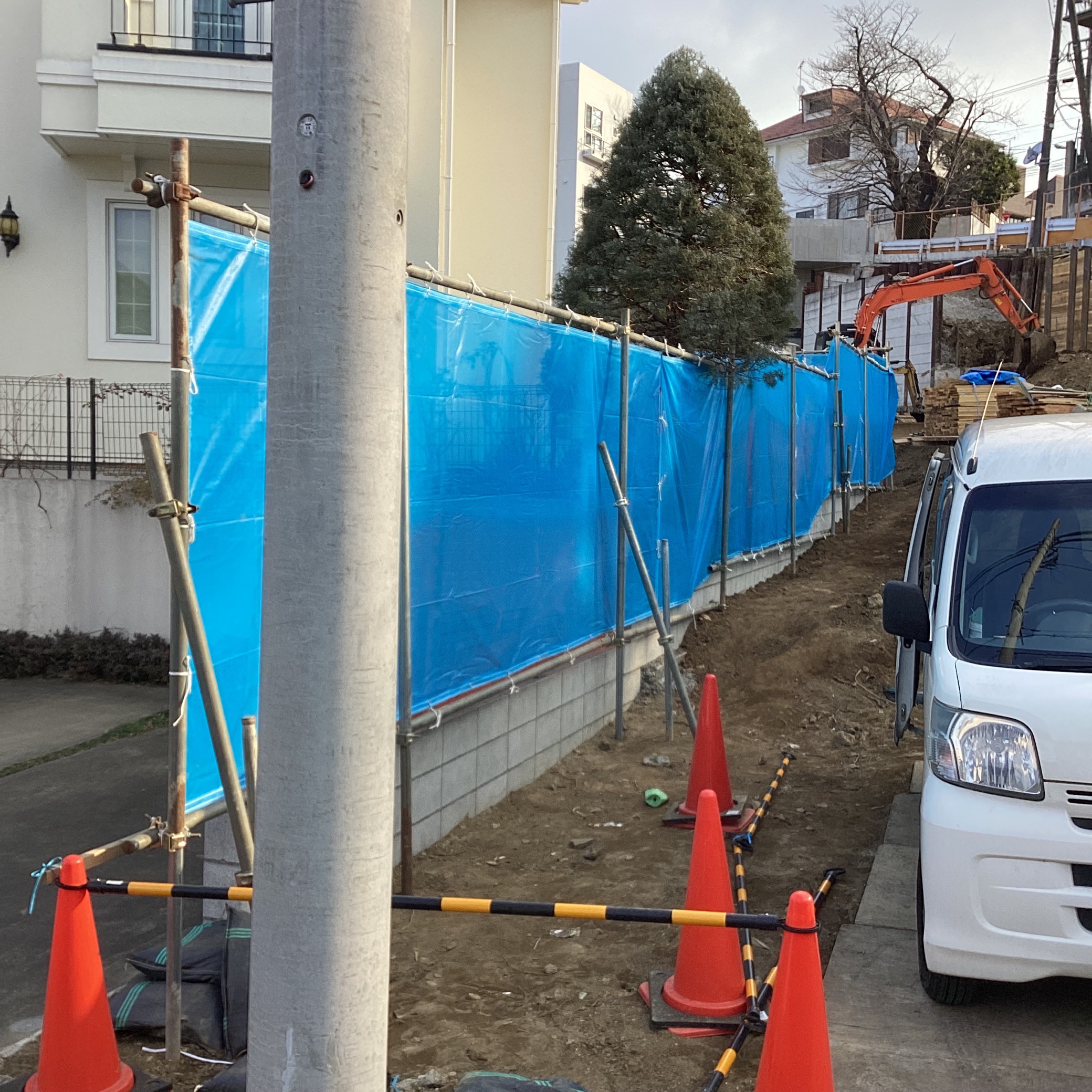 シートで覆われた現場
