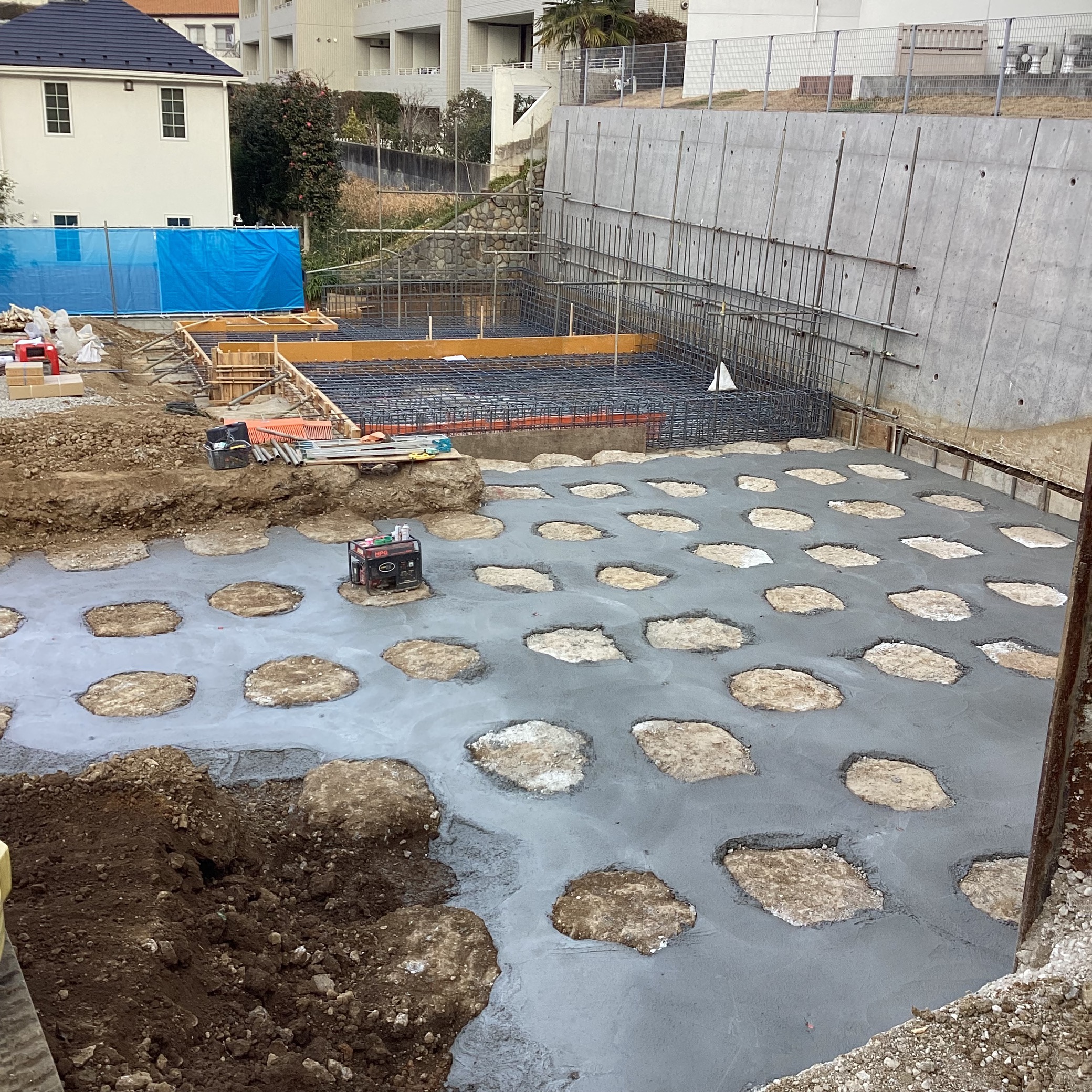 捨てコン打設が完了した状況