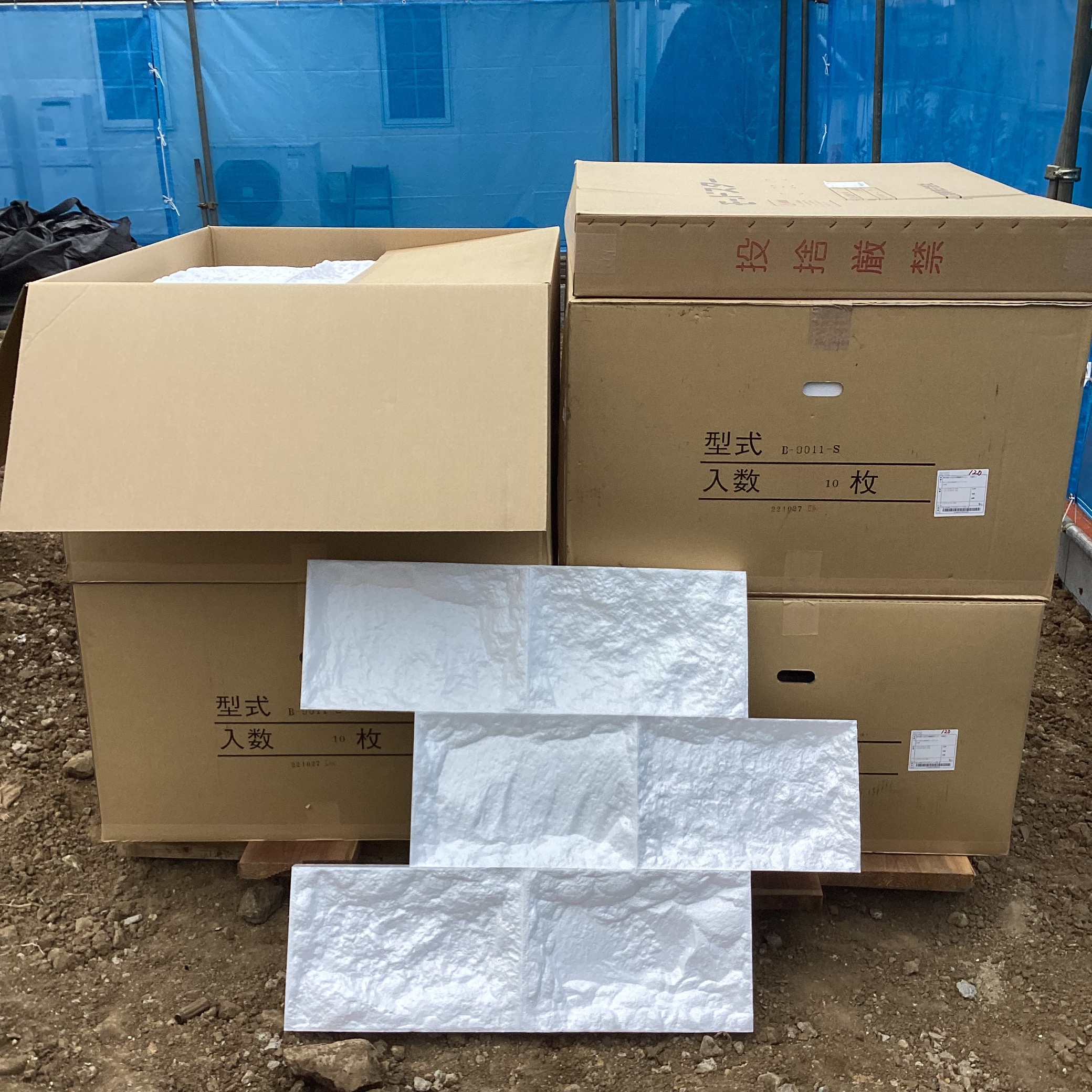 現場に届いた化粧型枠