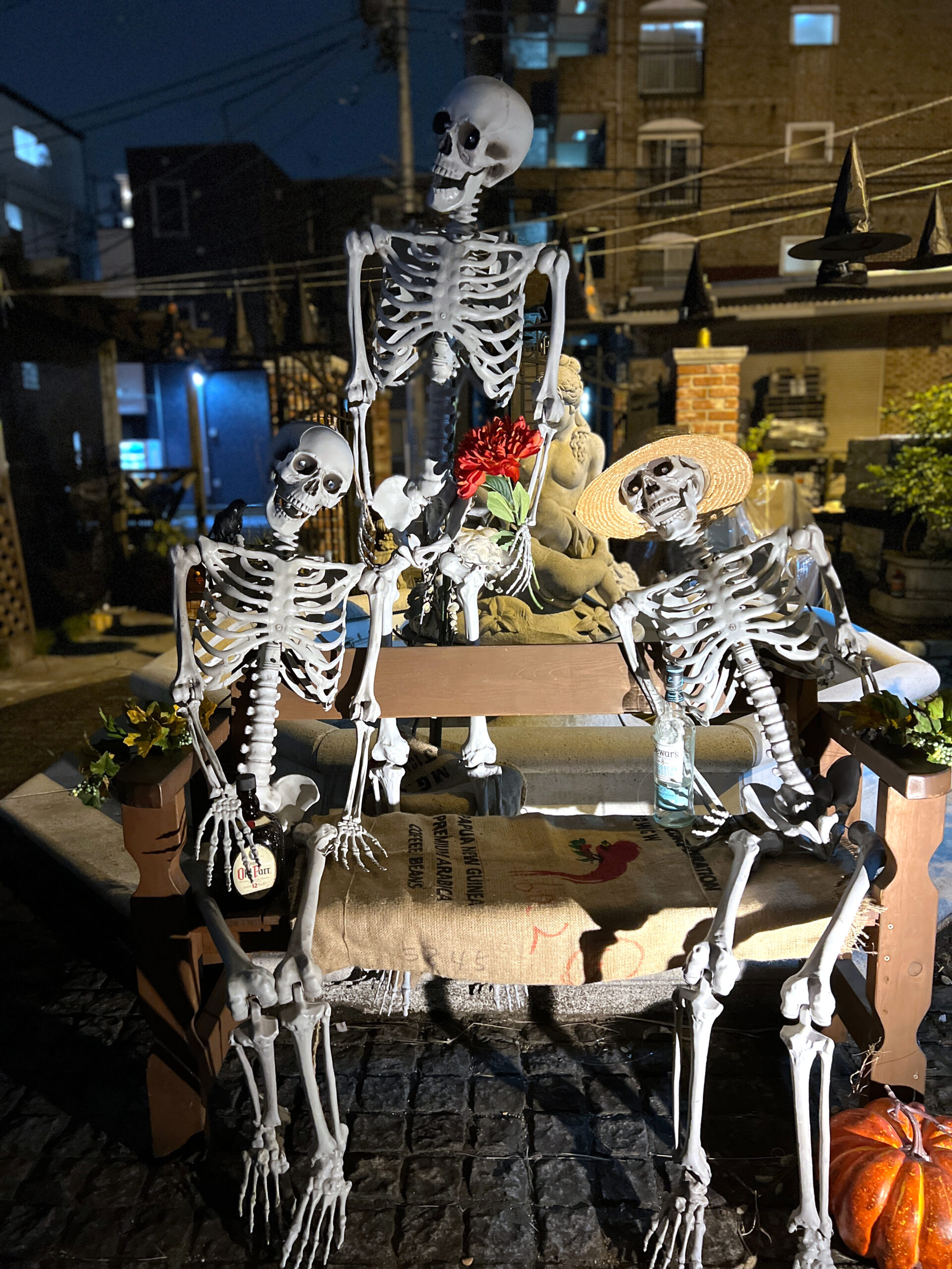 店頭に並ぶ骸骨の装飾