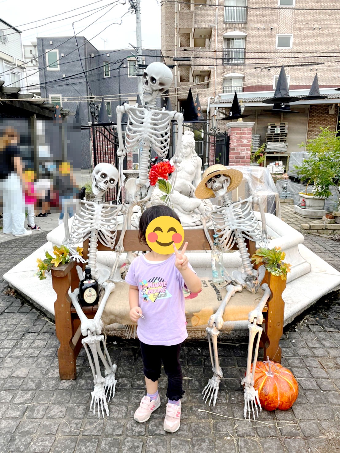 骸骨の装飾の前に立つ来店者