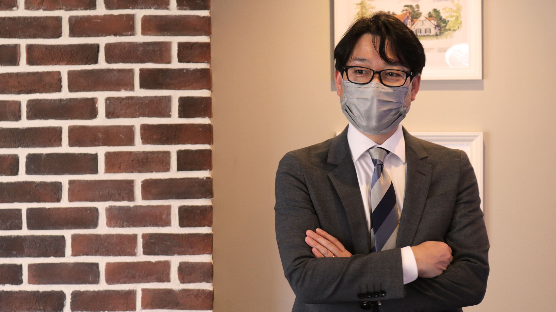 会議で資料を手に話す不動産部メンバー