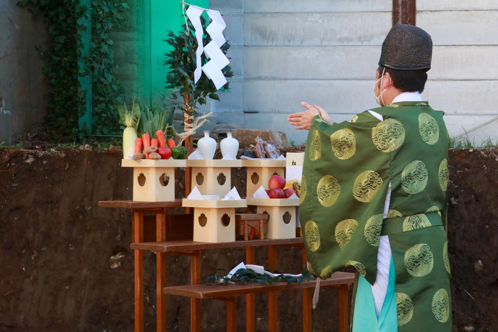 祭壇に並べられた米・塩・御神酒と野菜や果物