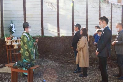 神主による井戸のお祓いと、見守る参列者