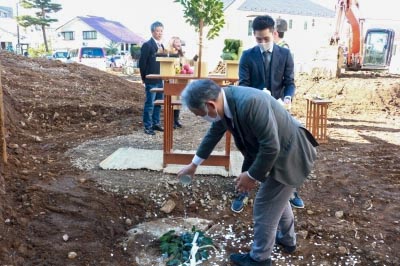 井戸にお神酒を注ぐ様子