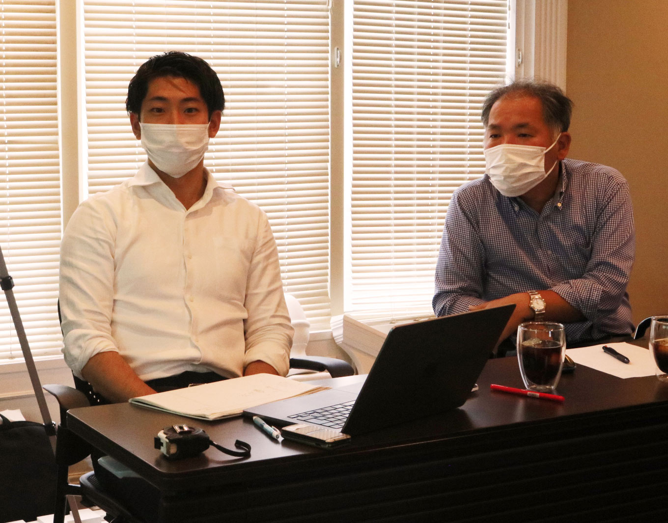 会議に参加するメンバー