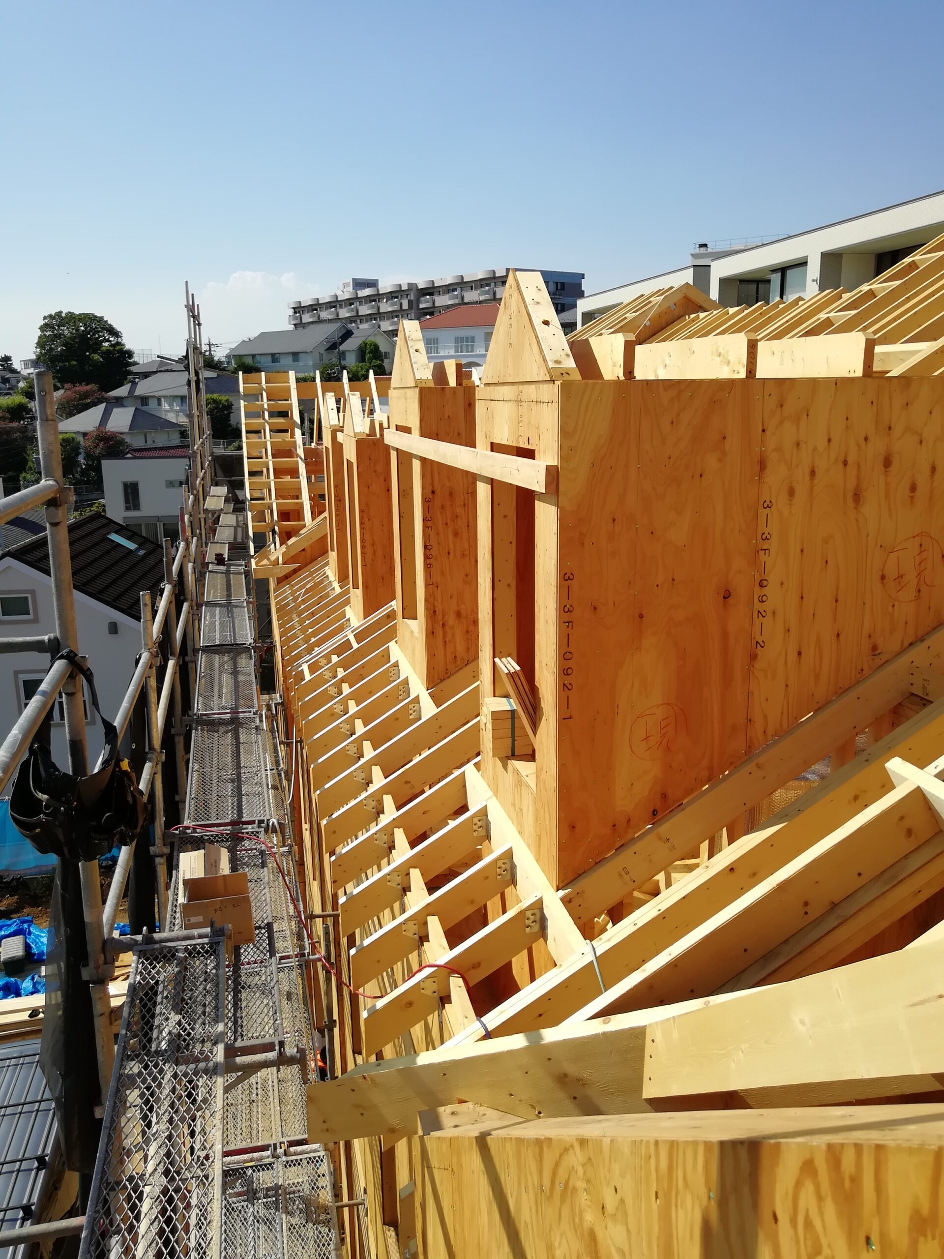 外階段から見た建物群