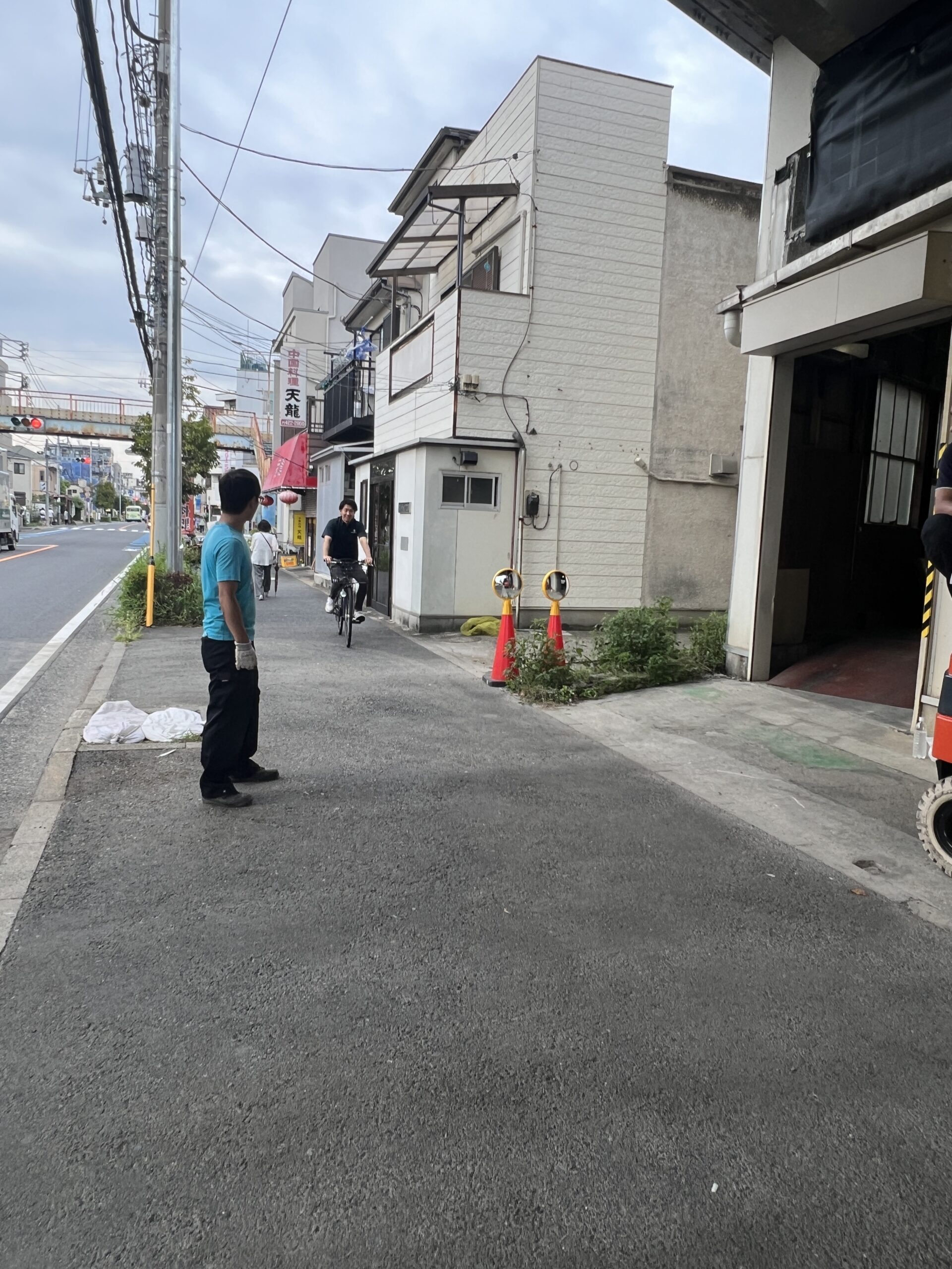 バス通りに面した搬入口