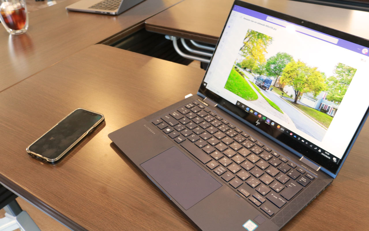 ノートPCに表示された住宅街の写真