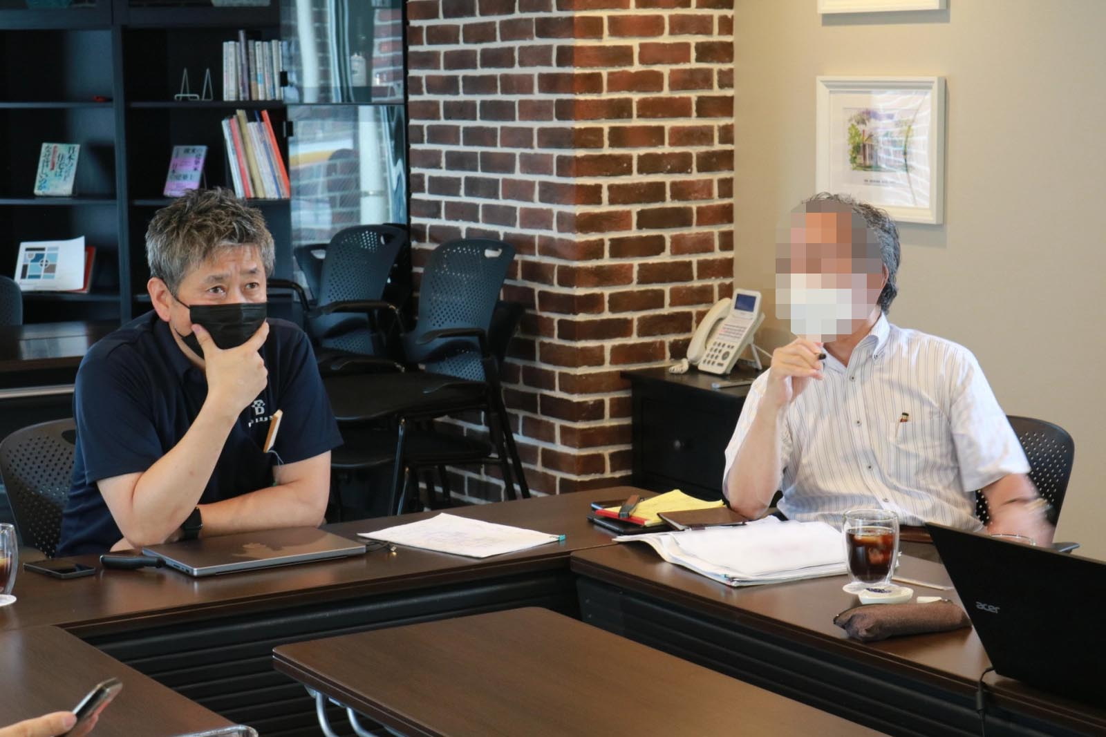 屋根の高さについて話し合う様子