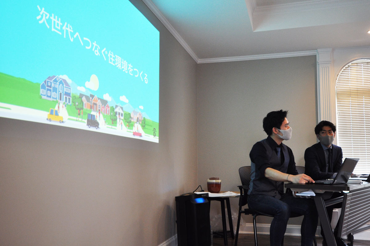 会社概要をプレゼンする社員2人