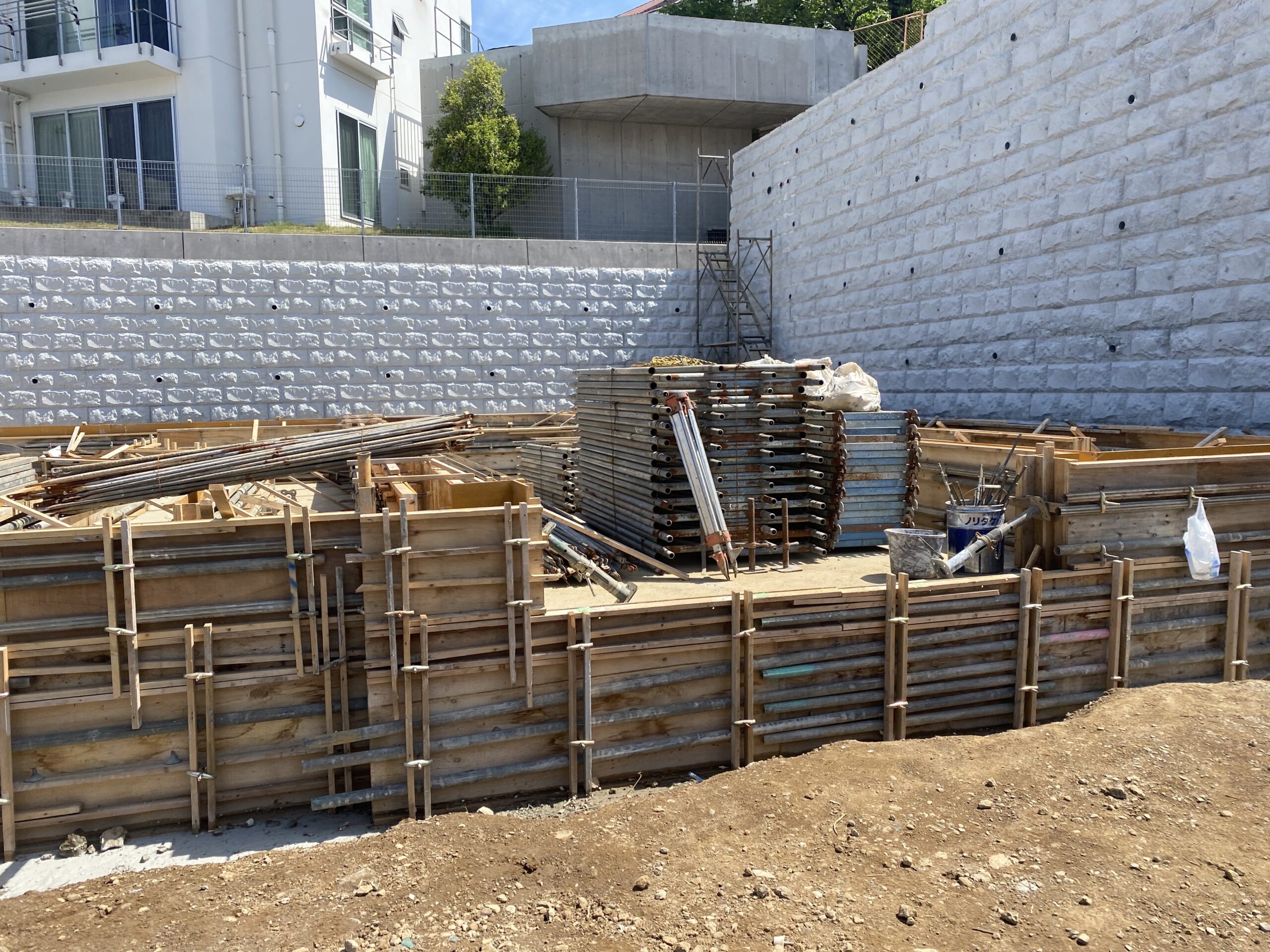 現場に積まれた建材
