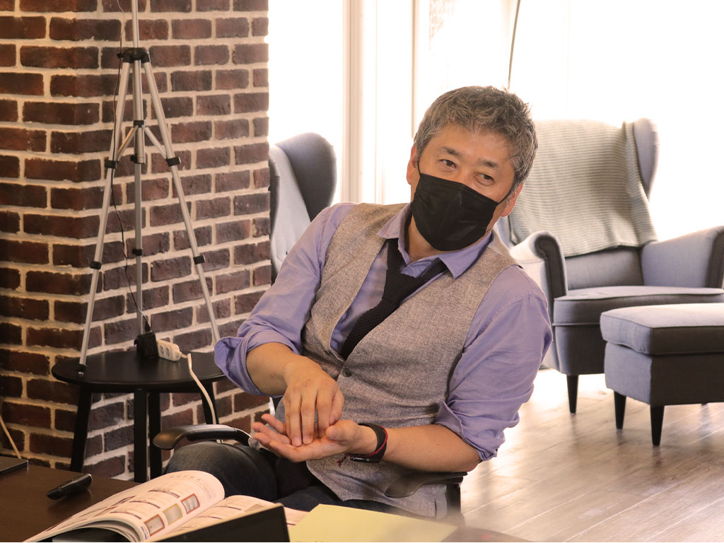 会議で話す社長