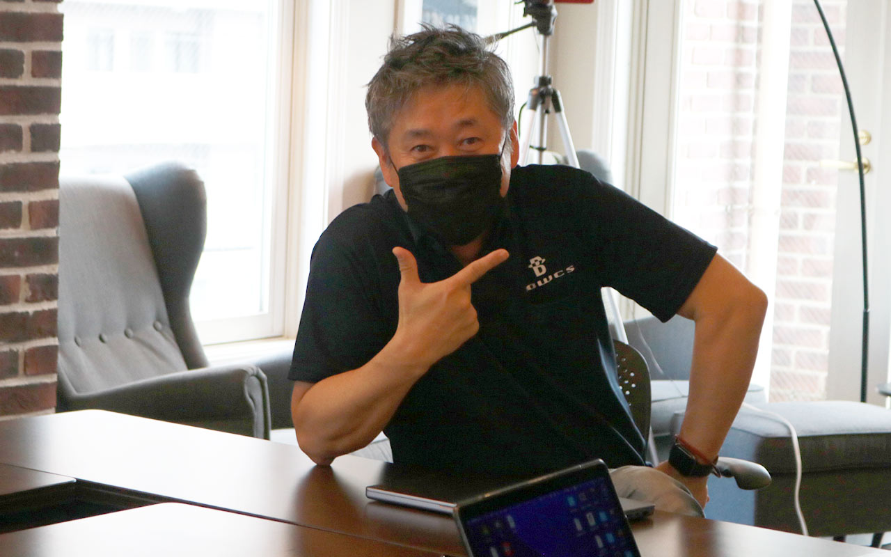 デスクで作業する様子