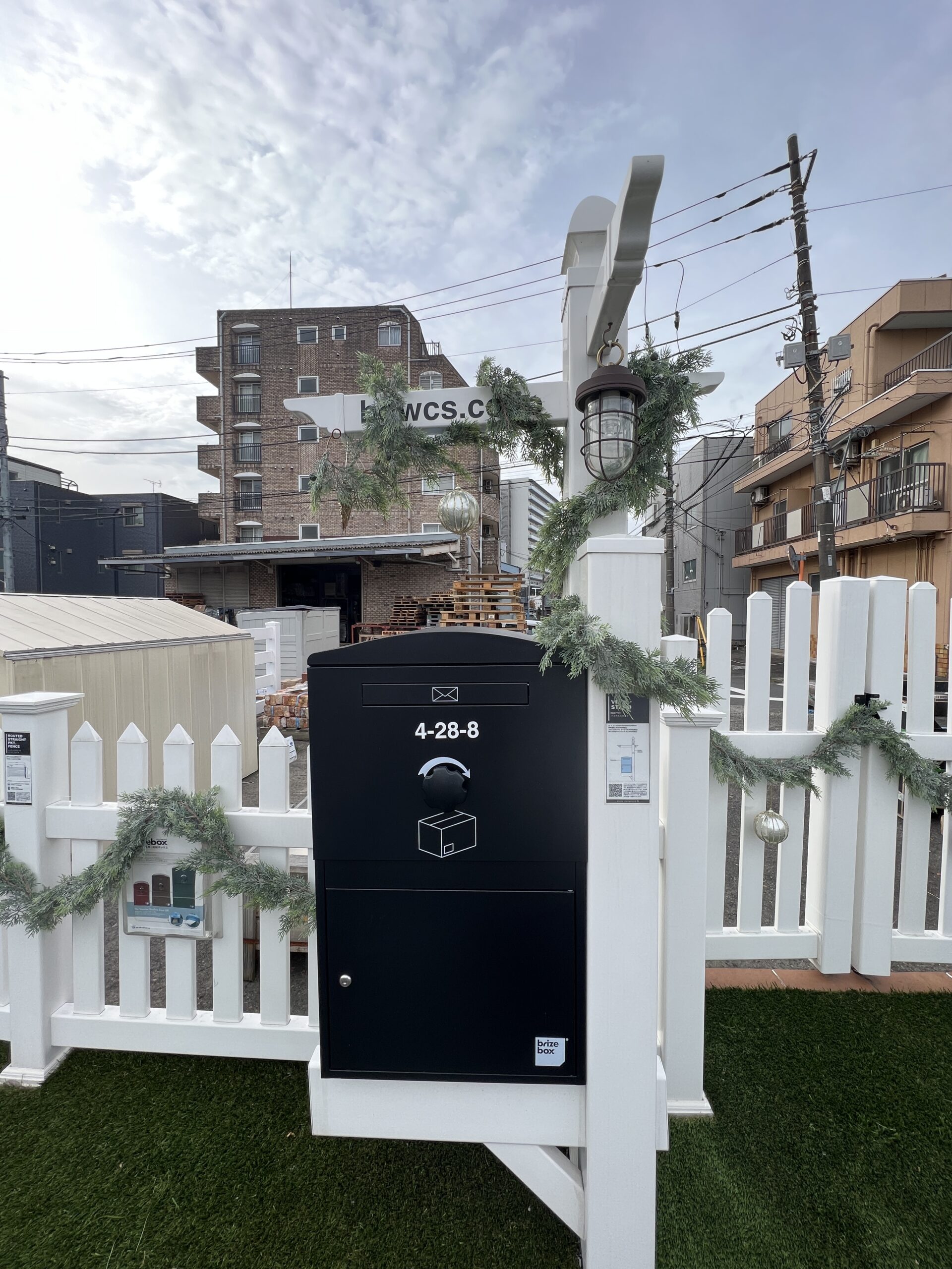 クリスマス仕様の宅配ボックス展示